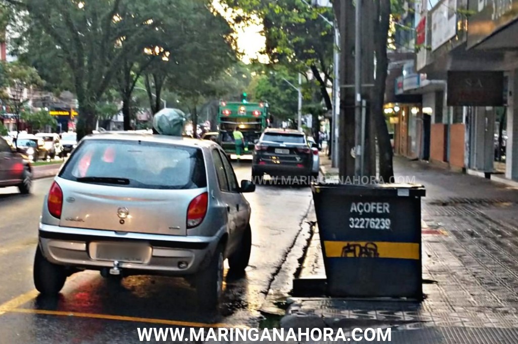 foto de Maringá; motorista mal-educado, tem lixo deixado sobre seu veículo, estacionado irregular em frente a lixeira