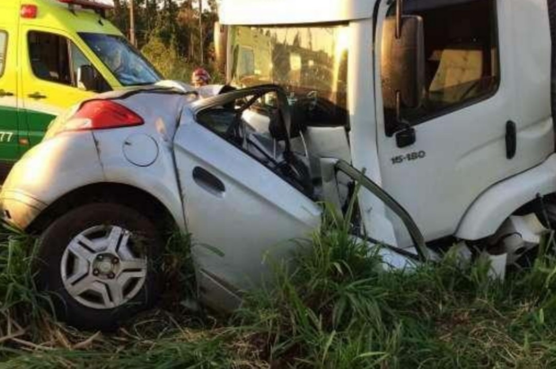 Batida frontal entre carros é registrada na BR-277 em Cascavel