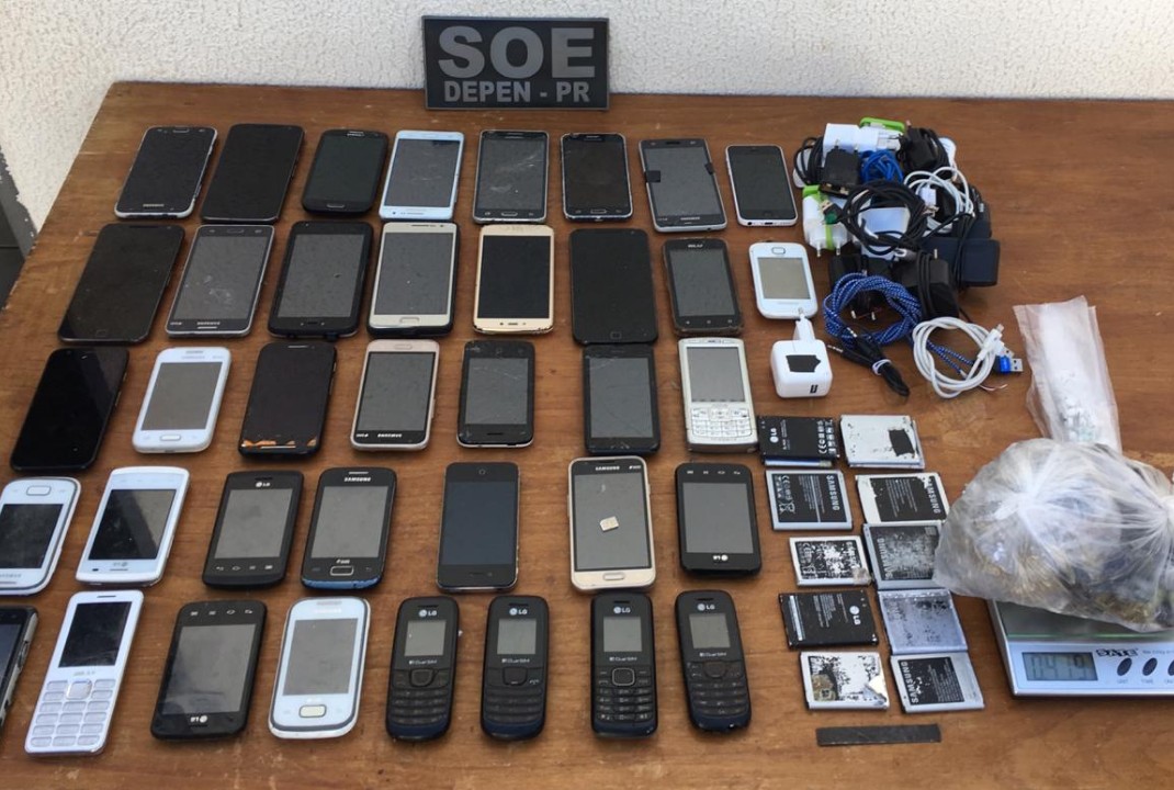foto de SOE Maringá realiza operação de revista na Cadeia Pública de Maringá e apreende 38 celulares e outros materiais não permitidos