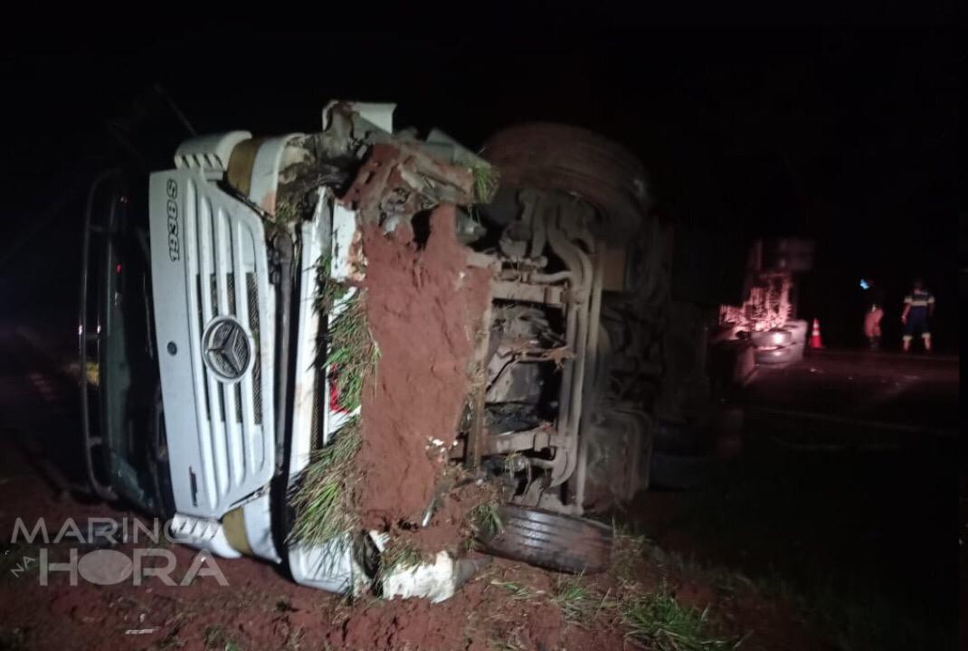 foto de Carreta tomba ao tentar desviar de moto com faróis apagados na rodovia PR-317