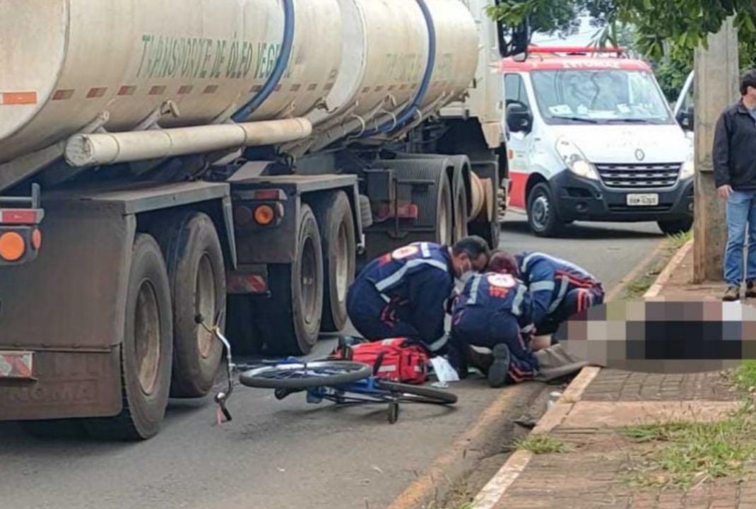 foto de Após sofrer queda de bicicleta idoso tem pé esmagado por carreta
