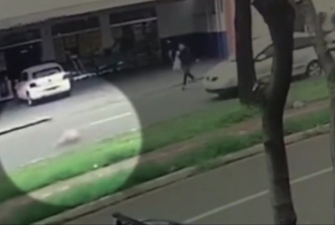foto de Vídeo mostra criança de 3 anos sendo atropelada na faixa de pedestre, em Maringá