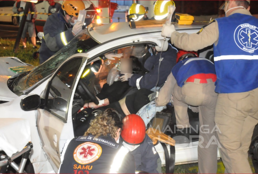 foto de Três pessoas ficam feridas após carro bater em árvore, em Maringá