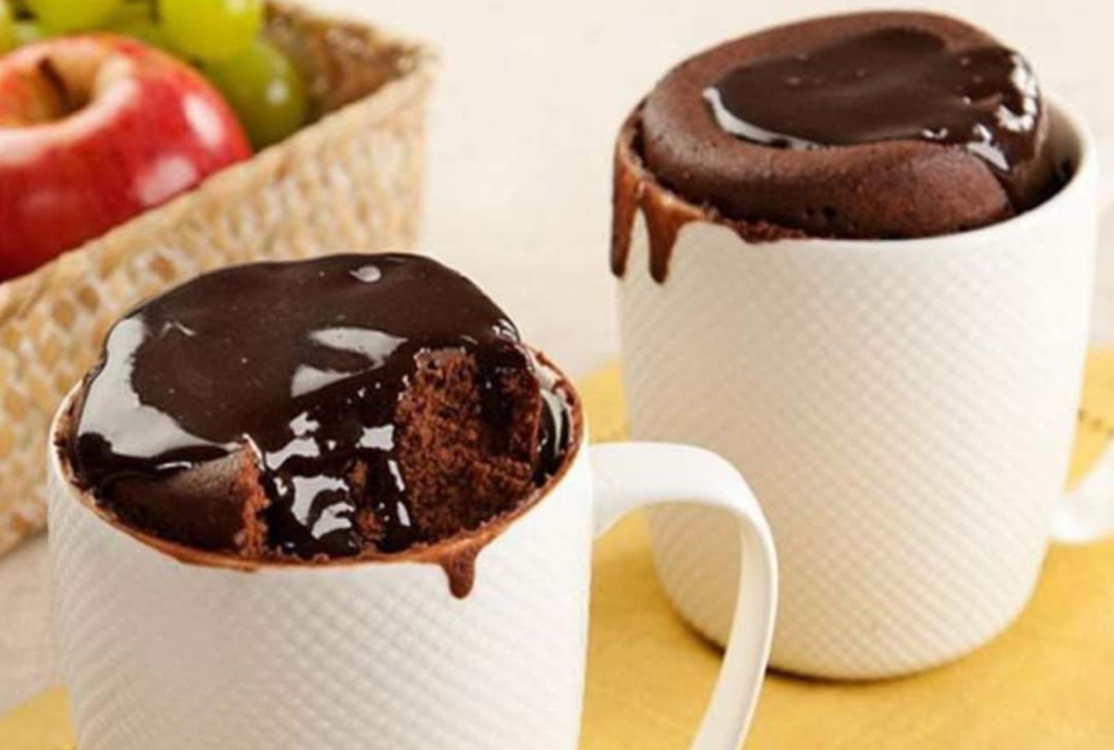 foto de DICA DO DIA - Aprenda a fazer um bolo de caneca de chocolate com calda delicioso
