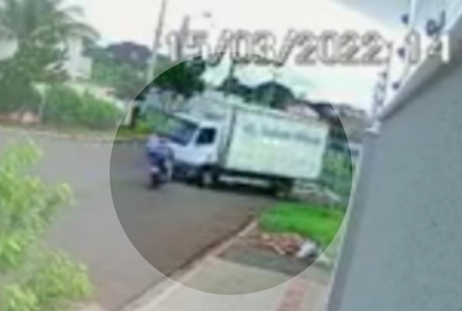 foto de Veja momento em que motociclista bate em caminhão e morre no norte do Paraná