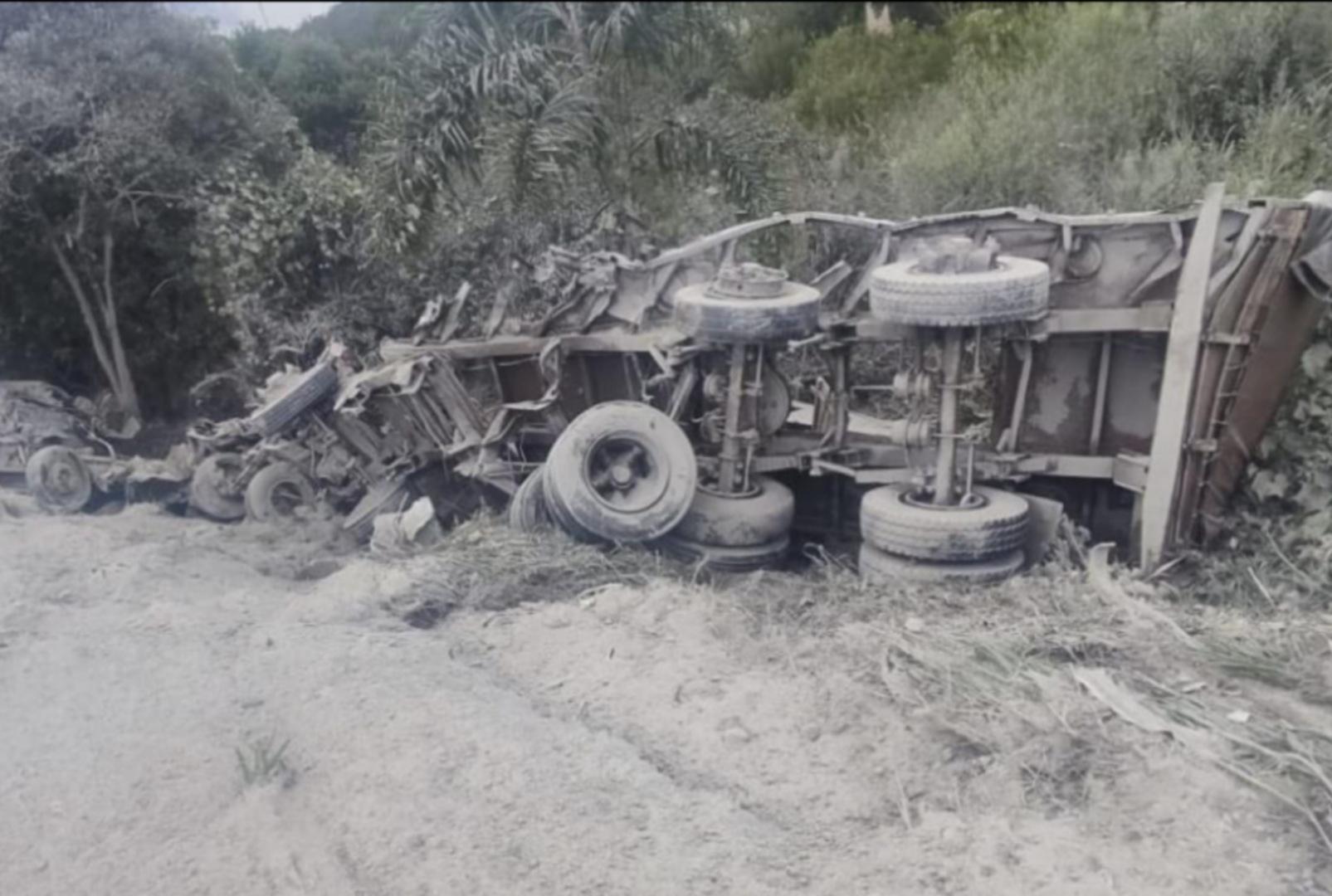 foto de Vídeo mostra exato momento em que carretas batem de frente e dois motoristas acabam morrendo no Paraná