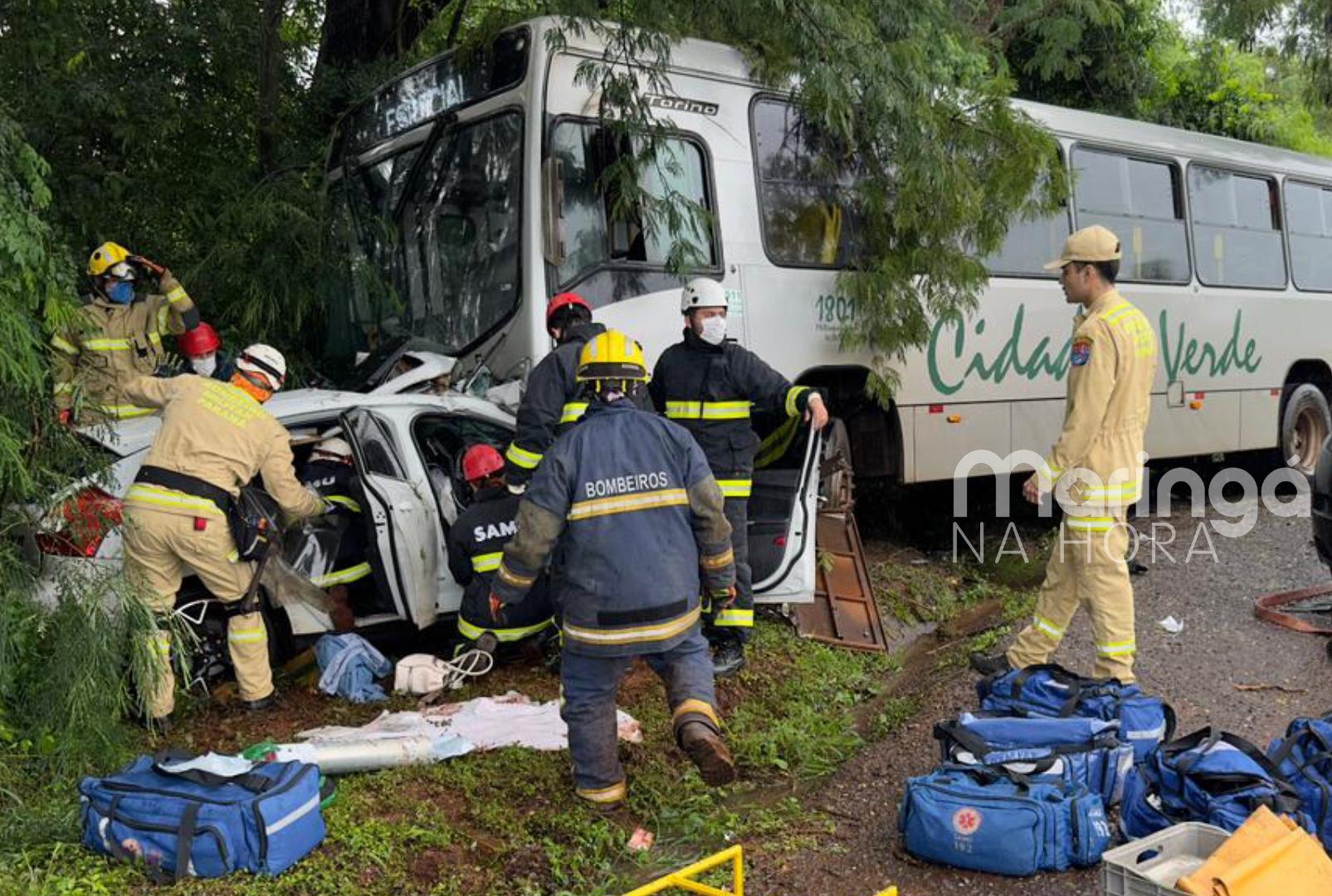 foto de Acidente grave envolvendo carro e ônibus deixa duas pessoas feridas na PR-323