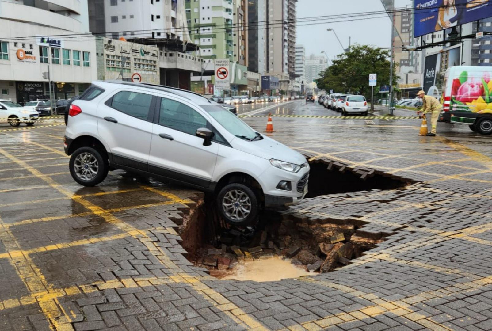 foto de Carro quase é engolido por cratera no centro em Maringá