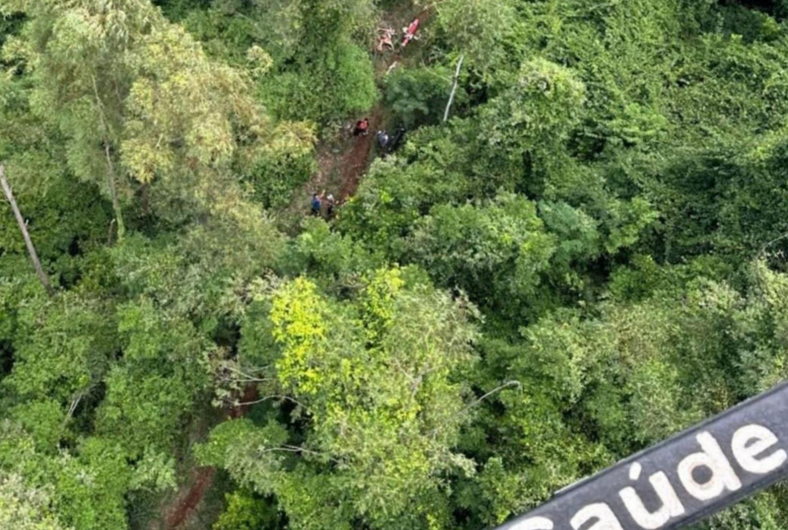 foto de Homem é socorrido após sofrer queda de moto quando fazia trilha