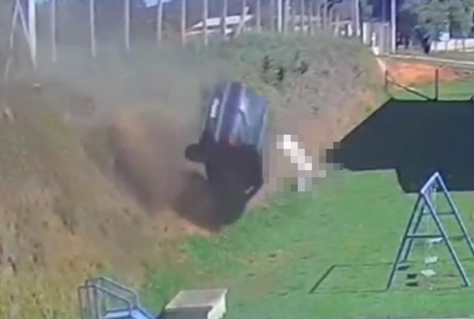 foto de Bebê de 9 meses morre após carro bater em barranco, capotar e cair em chácara no Paraná
