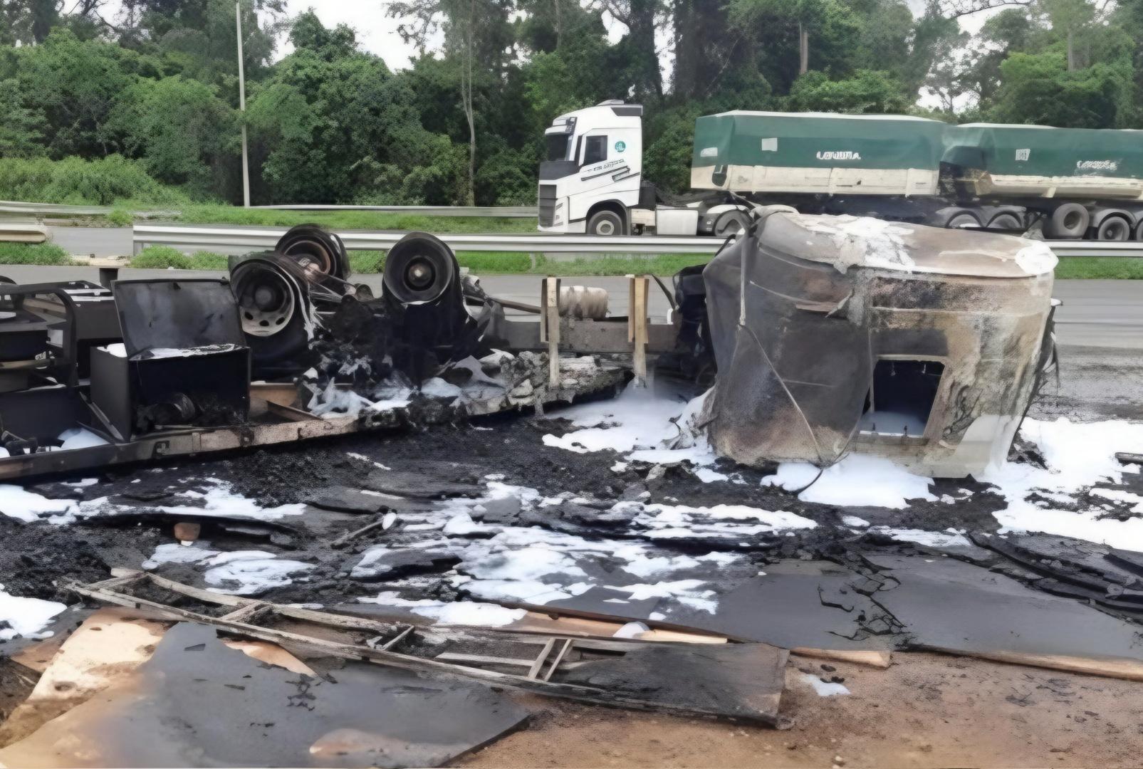 foto de Caminhão é consumido por incêndio após tombamento na BR-376
