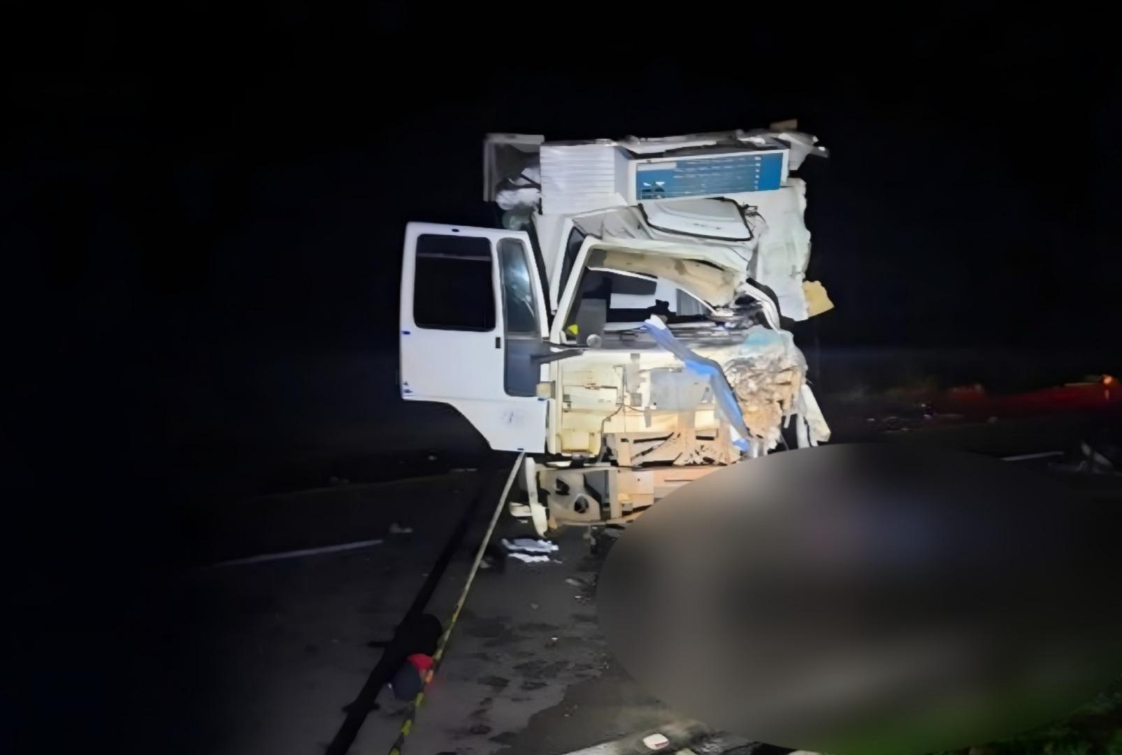 foto de Colisão entre caminhão e carreta mata uma pessoa na PR-323