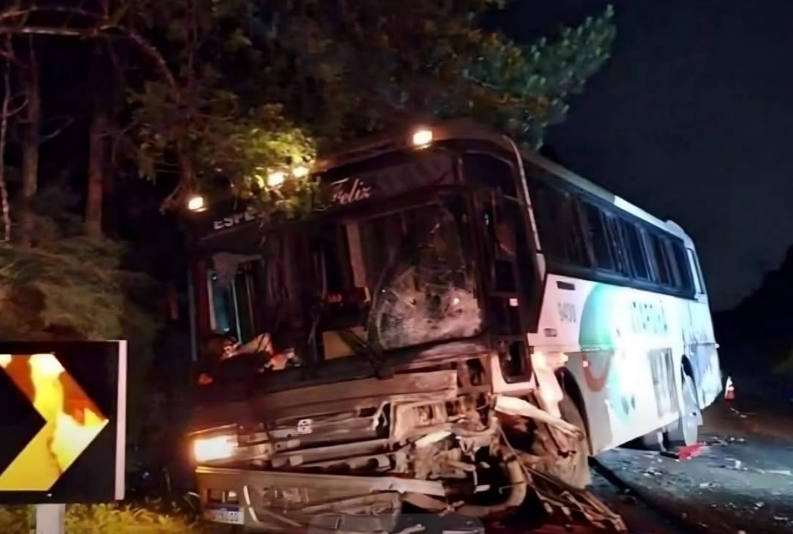 foto de Pai e filho morrem após carro bater de frente com ônibus no Paraná
