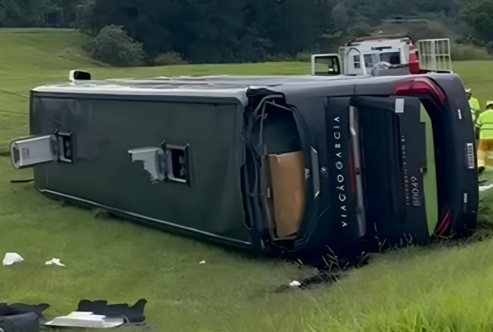 foto de Cinco pessoas ficam feridas após ônibus que saiu de Maringá tombar em rodovia