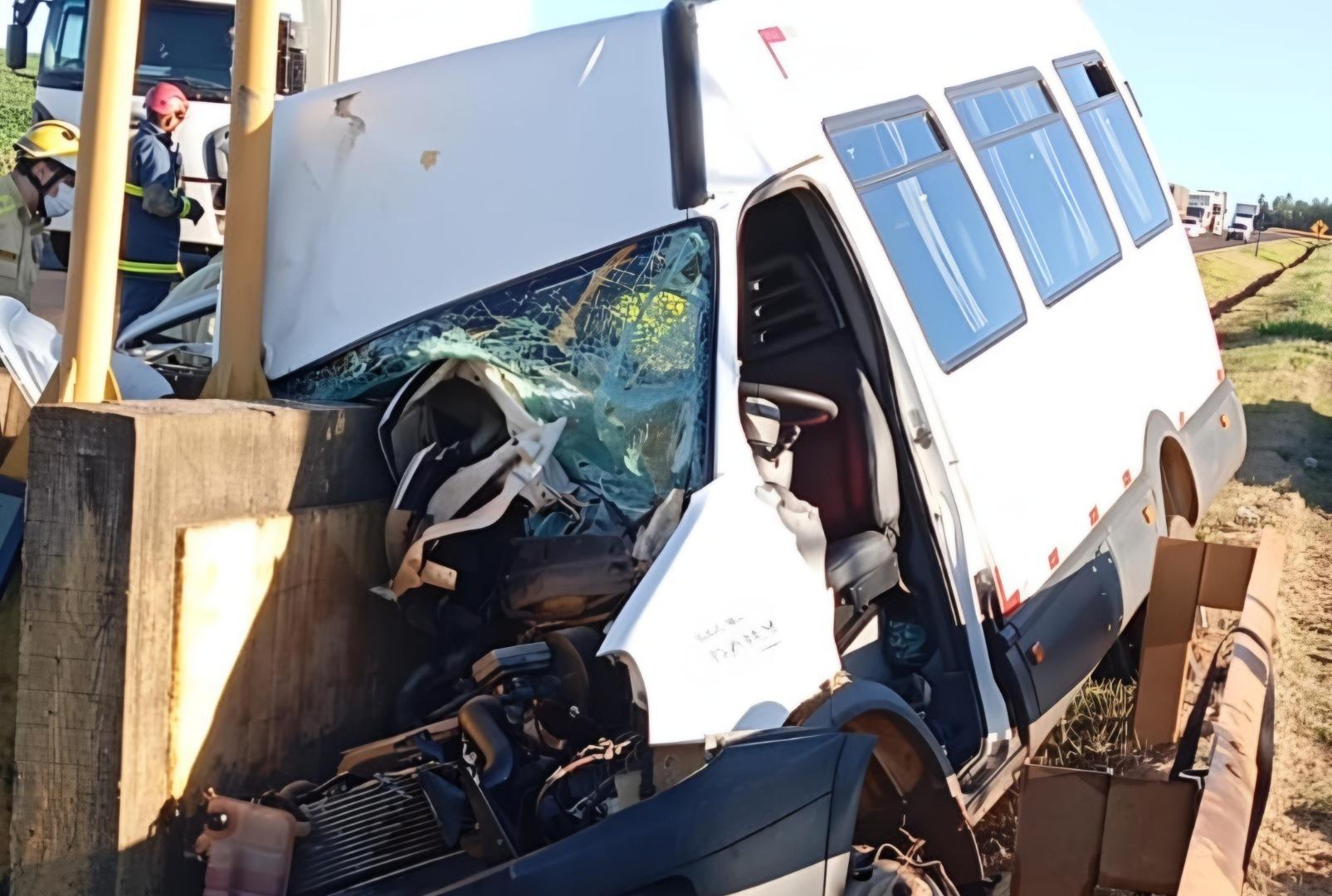 foto de Acidente na PR-317: uma morte e sete feridos em van com Padres