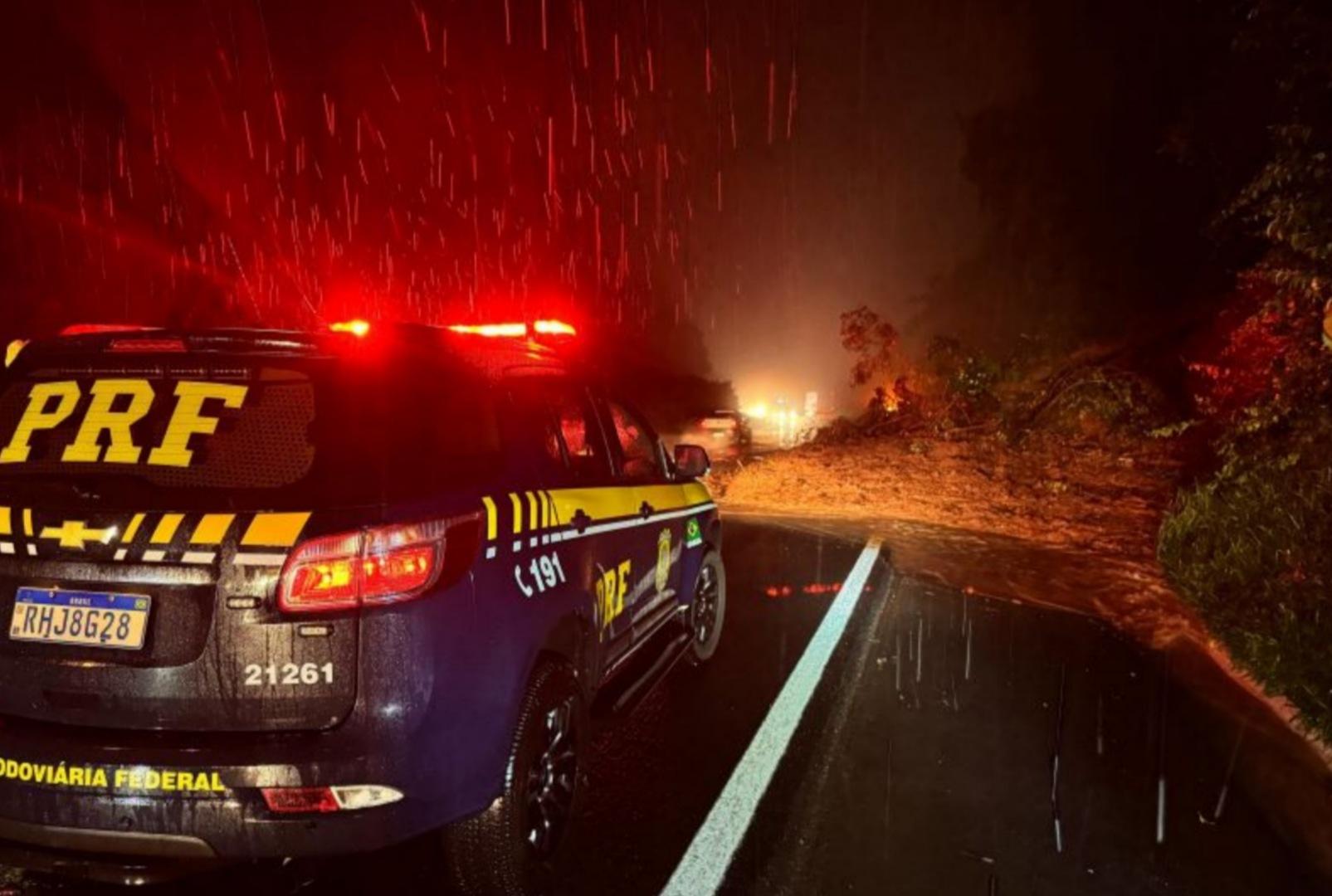 foto de Risco de Deslizamento: Polícia Rodoviária Federal interdita BR-277 na Serra da Esperança, em Guarapuava
