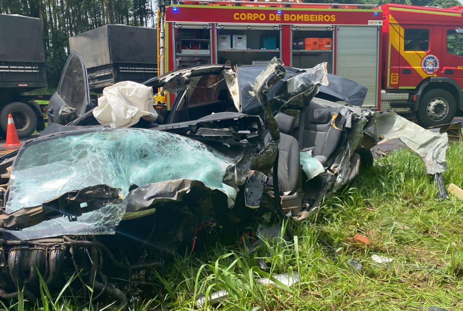 foto de Carro fica completamente destruído e pessoa ferida após acidente no PR