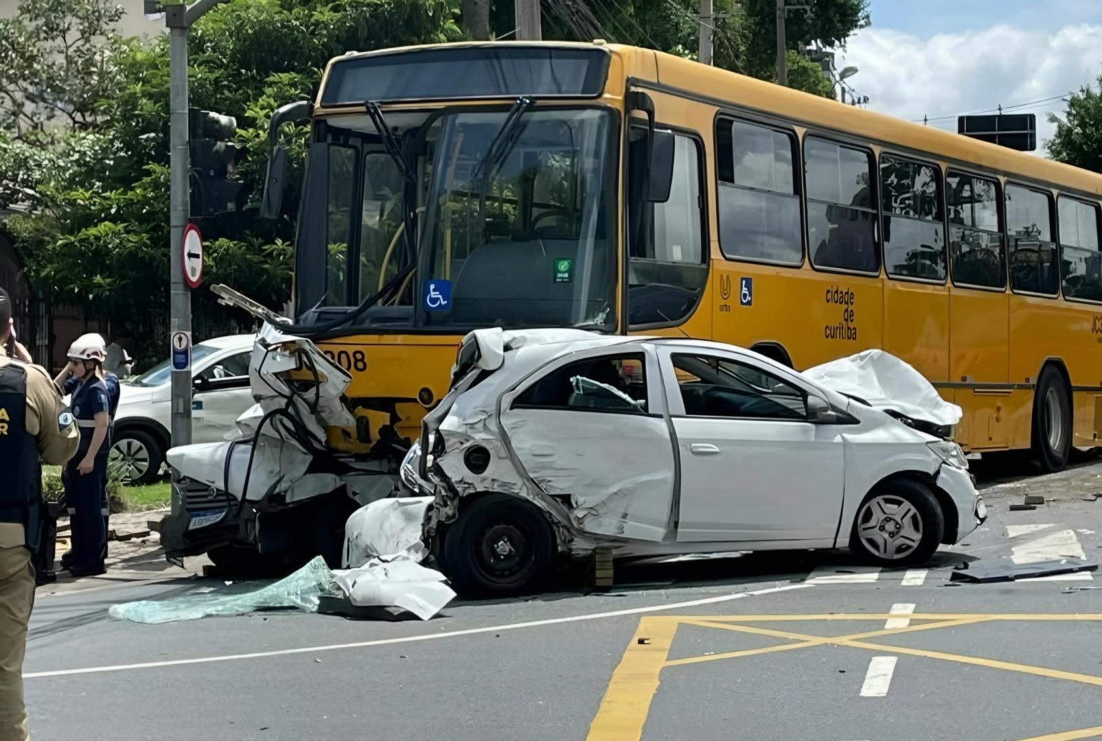 foto de Ônibus desgovernado atinge vários veículos e deixa uma pessoa morta e feridos no Paraná