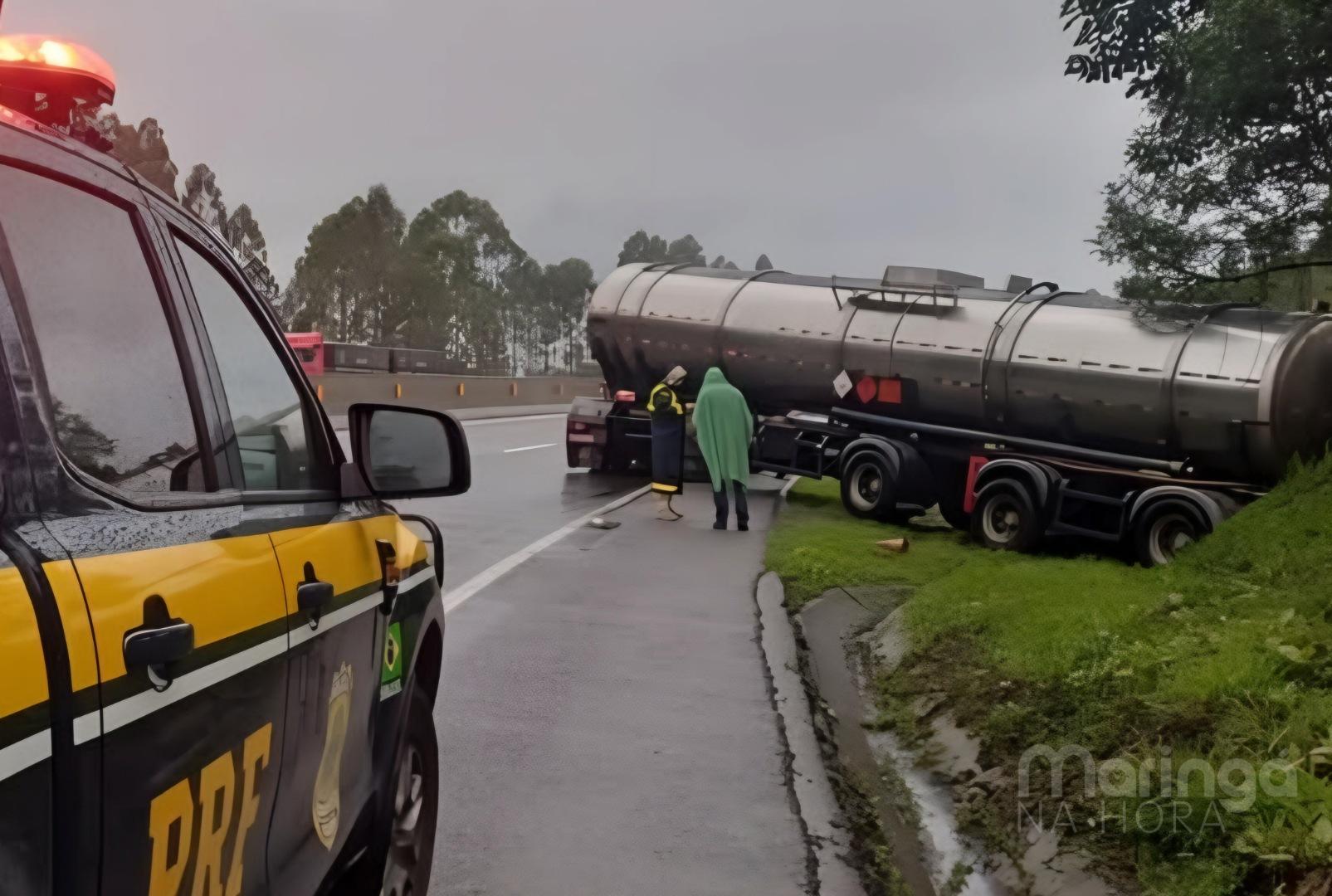 foto de Acidente entre caminhão-tanque e carro termina com 2 mortos no PR