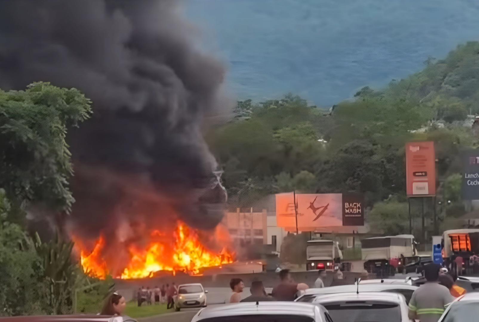 foto de Caminhão-tanque em chamas bloqueia BR-277, em Morretes