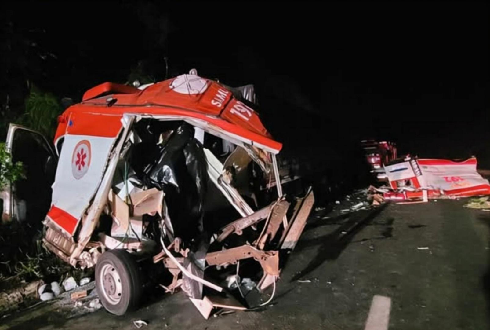 foto de Médico, enfermeira, motorista e paciente morrem em acidente com ambulância do Samu no Paraná