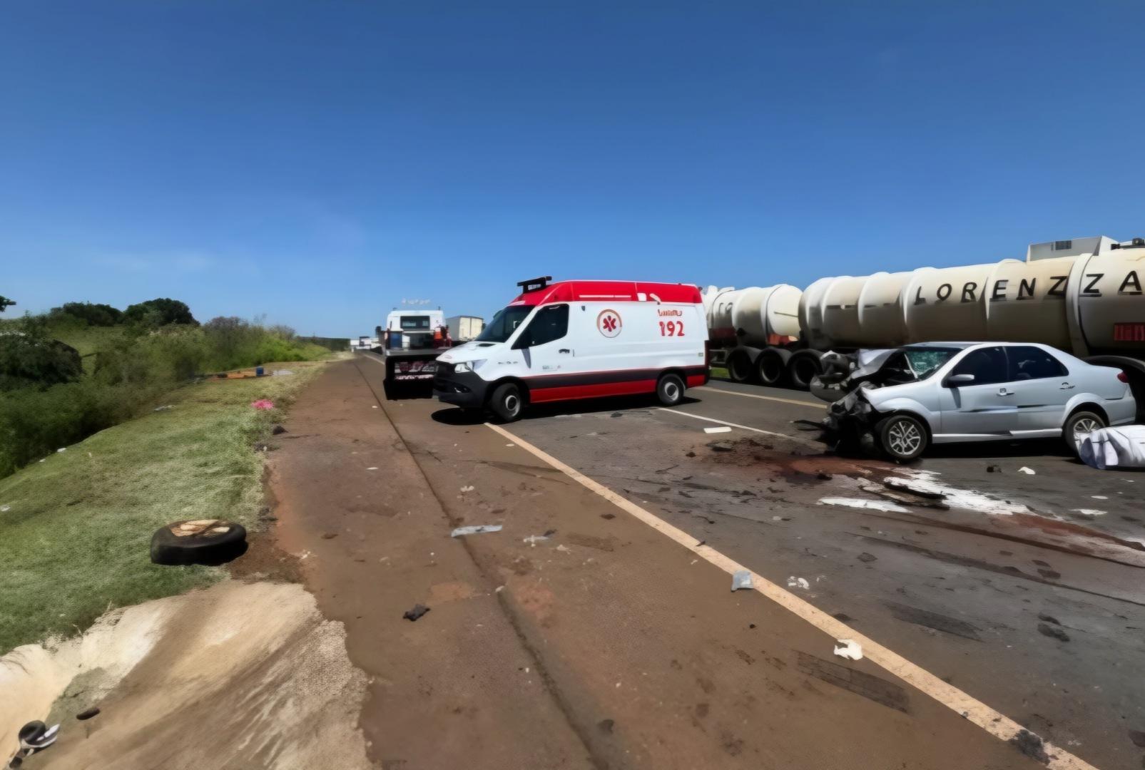 foto de Acidente deixa três mortos e sete feridos em rodovia do Paraná