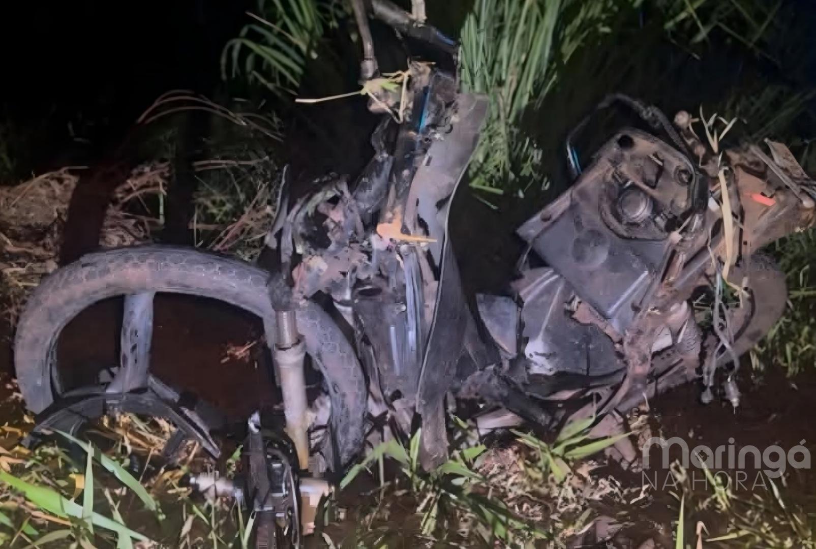 foto de Colisão entre carro e moto termina na morte de pai e filho na região