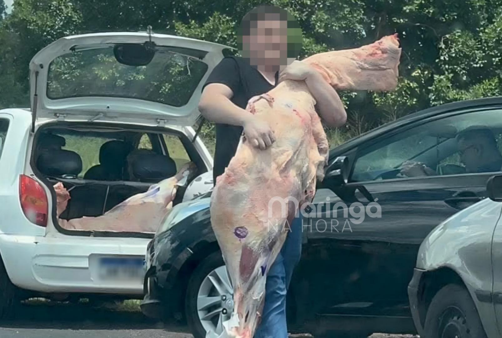 foto de Pessoas abraçam pedaços de carne ao saquearem carga no Paraná