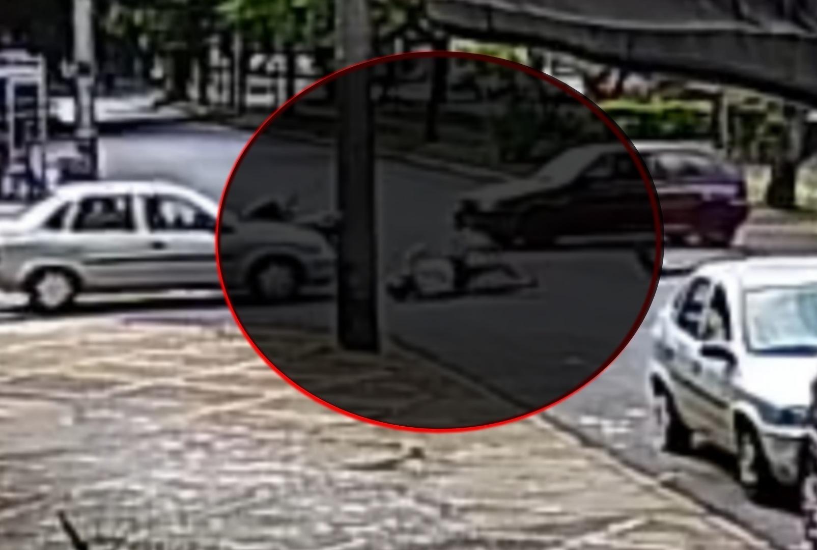 foto de Vídeo: imagens mostram motorista invadindo preferencial e causando grave acidente em Maringá