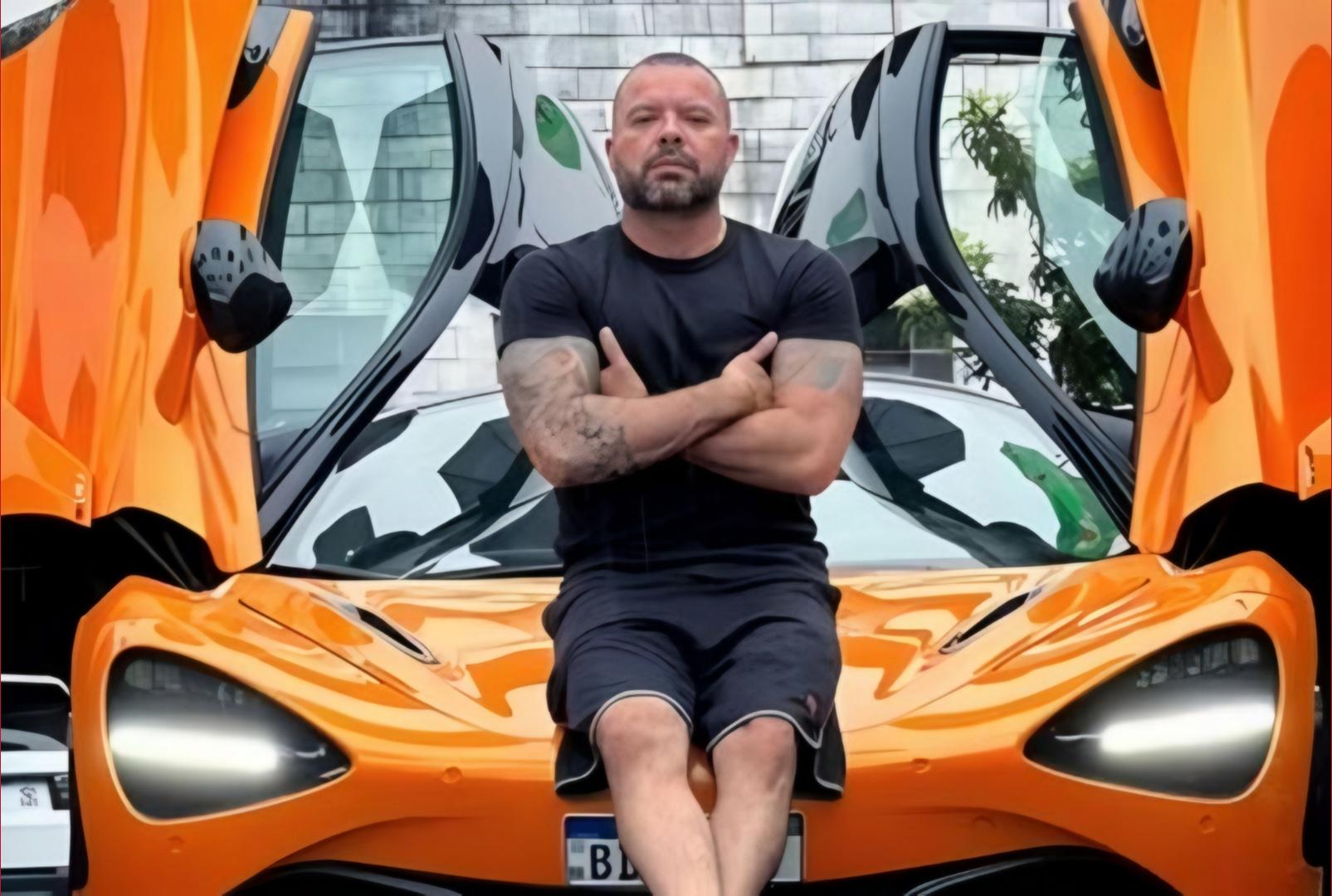 foto de Influenciador de 46 anos morre após anestesia geral para fazer tatuagem