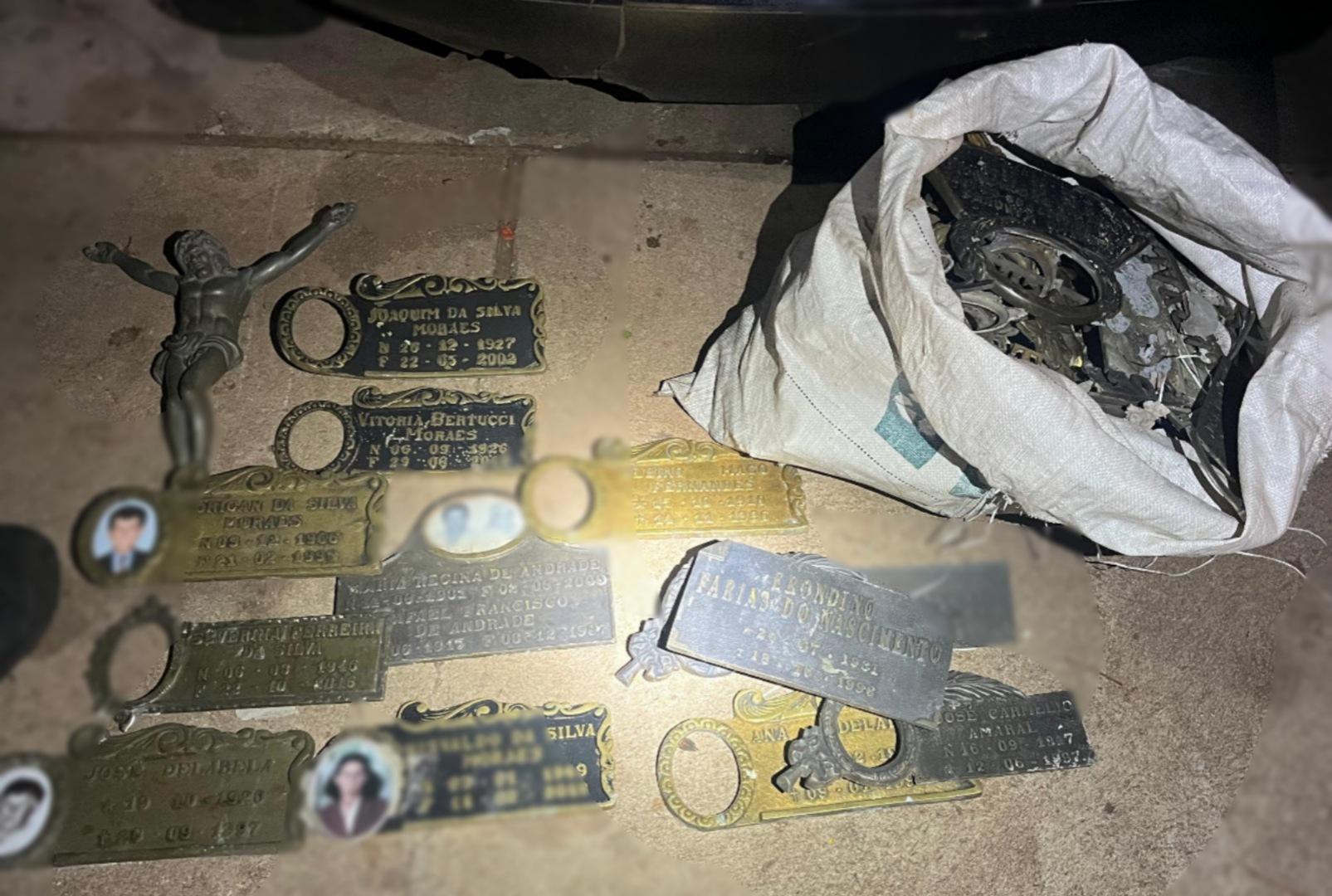 foto de PRE apreende carro com vários itens furtados de cemitério na PR-323 