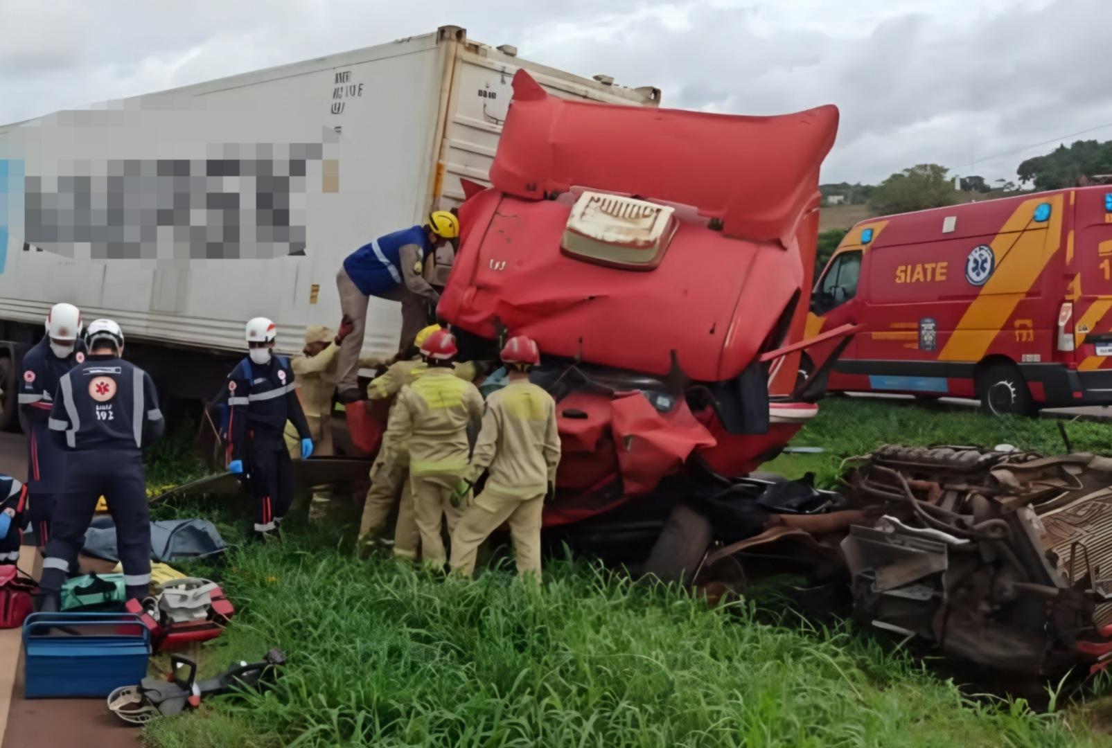 foto de Passageira de caminhão morre em grave acidente no Paraná