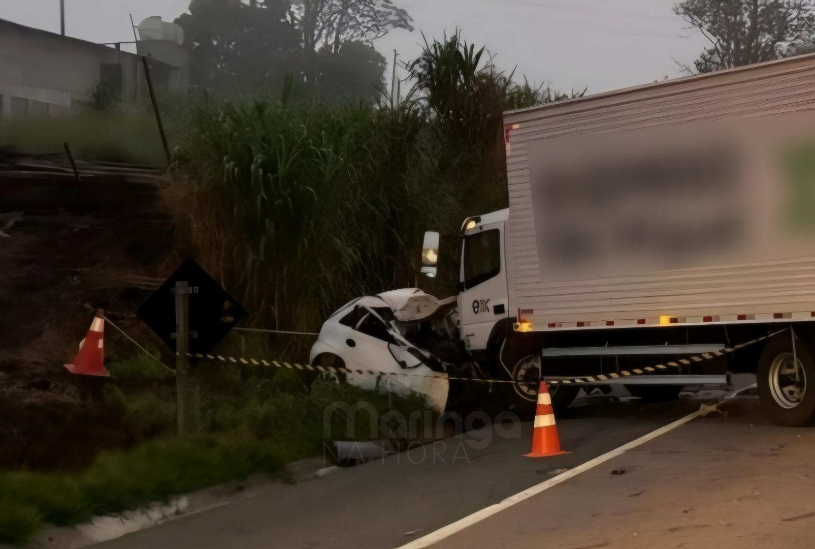 foto de Colisão frontal entre carro e caminhão mata duas pessoas no PR