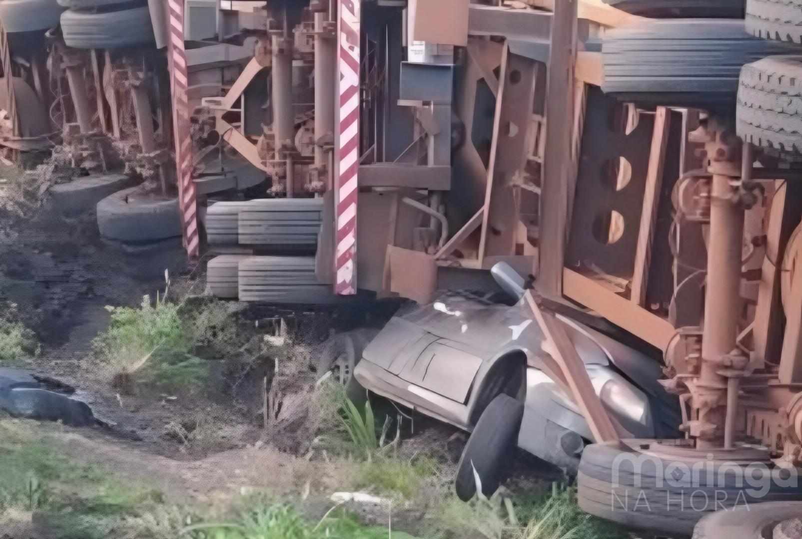 foto de Carreta tomba sobre carro e mata dois jovens no Paraná