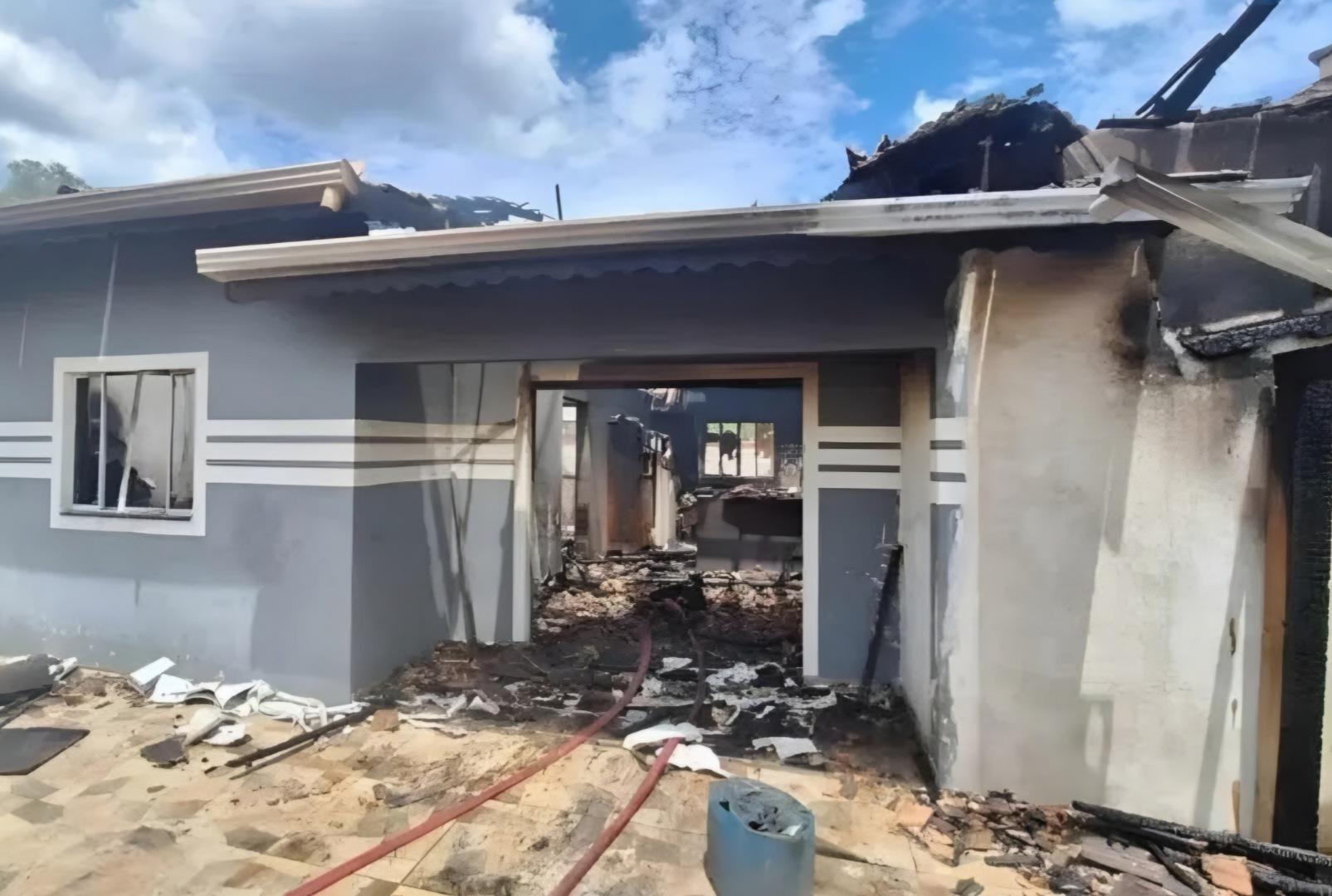 foto de Criança tenta fugir mas é segurada pela mãe durante incêndio; ambas morreram