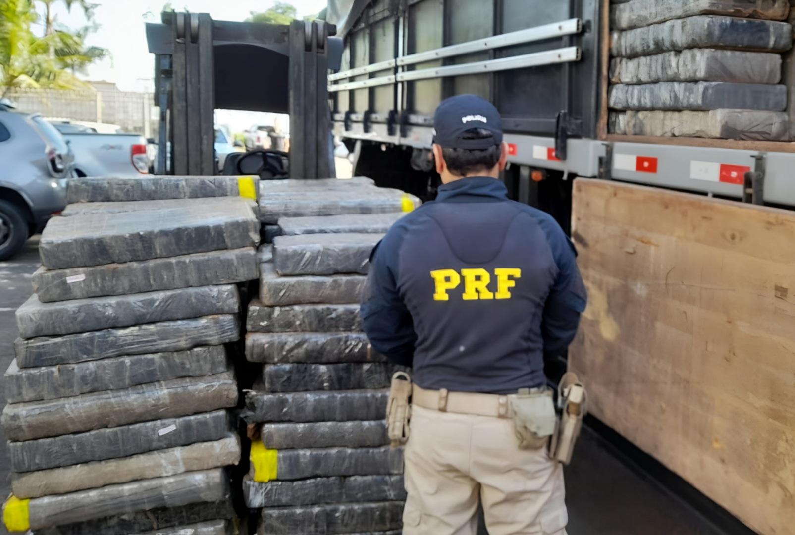 foto de Mais de 5 toneladas de maconha é apreendido pela PRF em Maringá