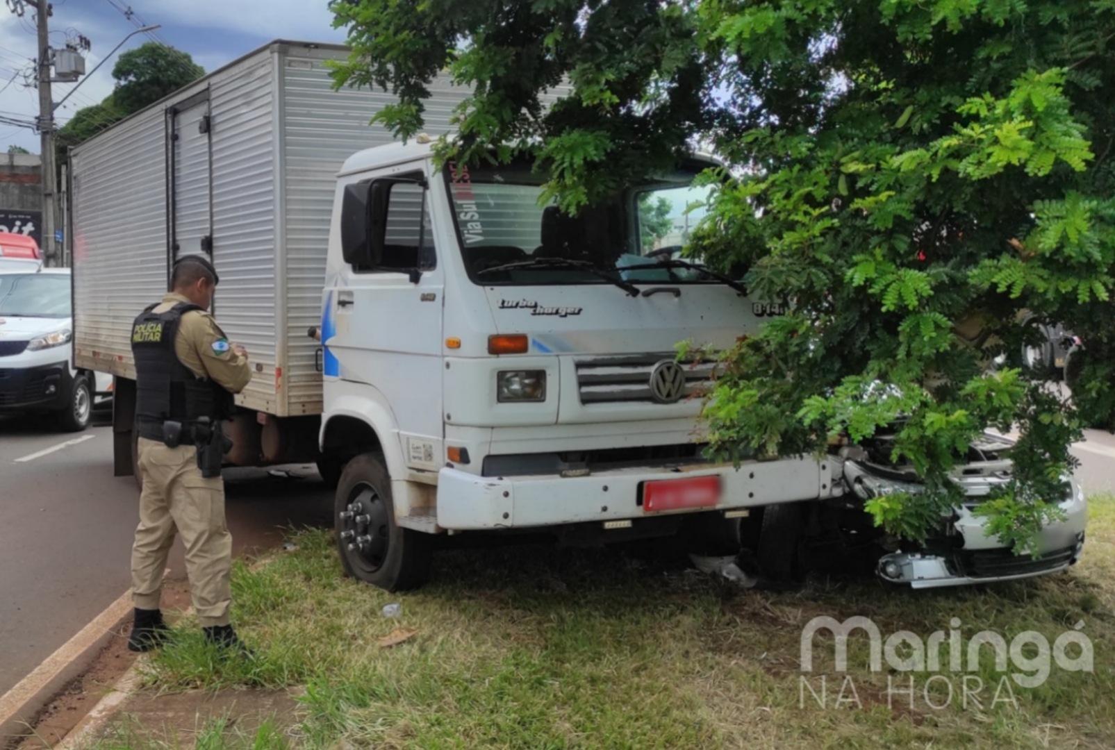 foto de Criança e mulher são socorridas após acidente envolvendo carro e caminhão em Maringá