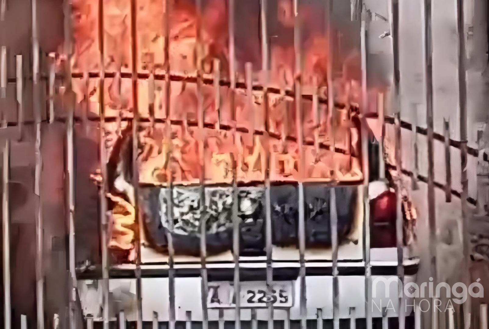 foto de Carro que estava em garagem de casa onde ocorreu tentativa de homicídio durante noite é destruído pelo fogo; VÍDEO 