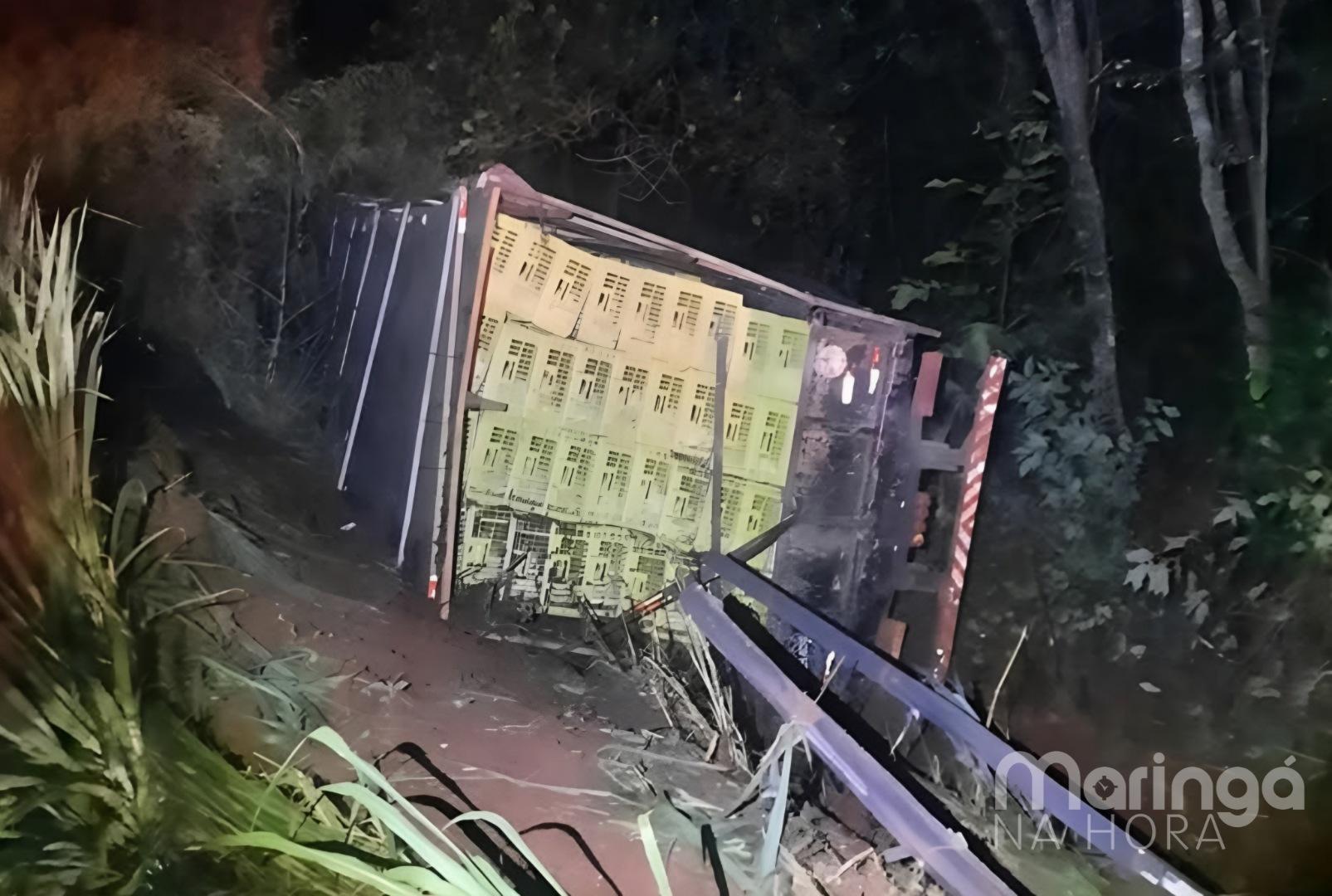 foto de Caminhão com placas de Maringá transportando frangos vivos se envolve em grave acidente