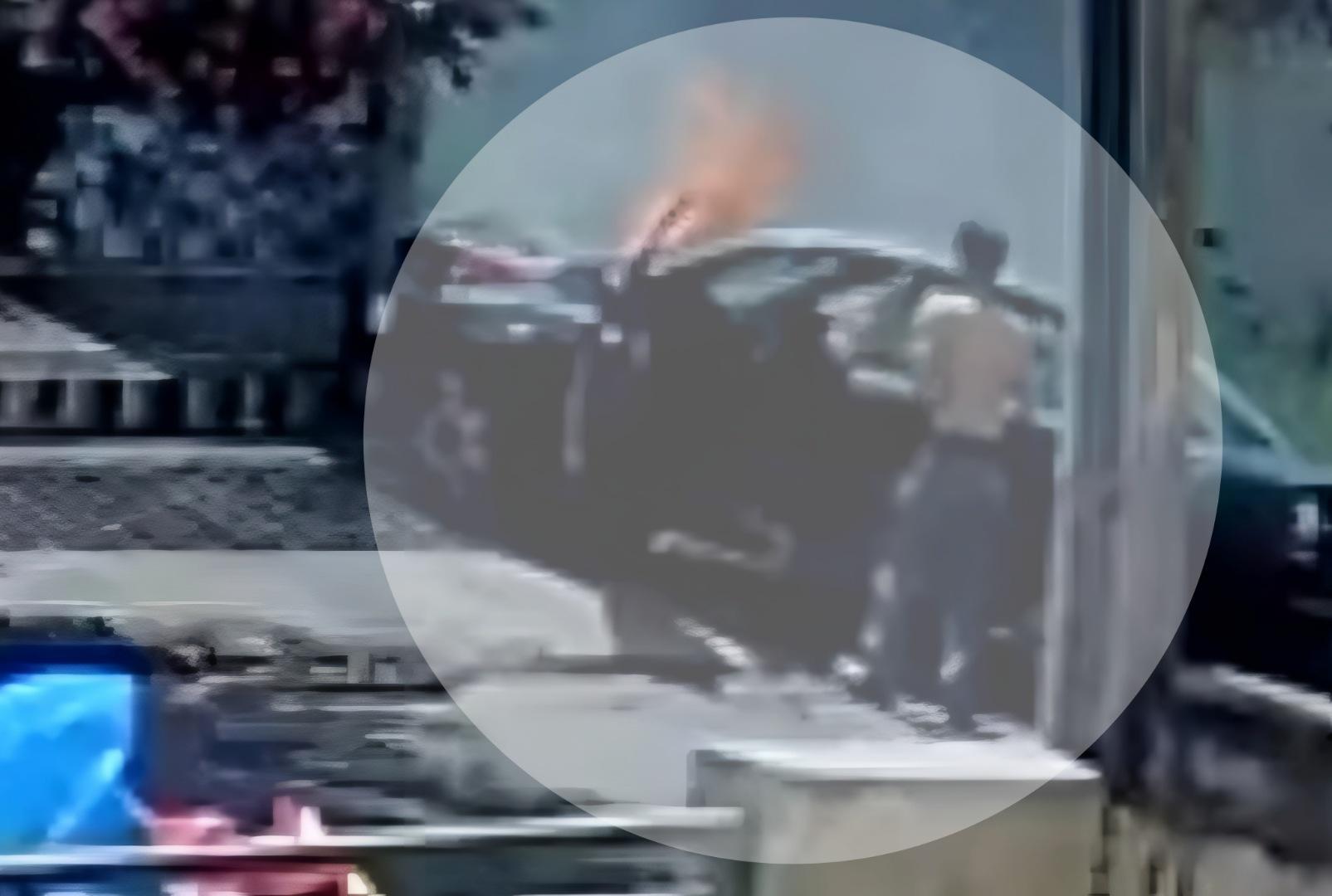 foto de Motorista perde controle do carro, bate em muro e veículo pega fogo