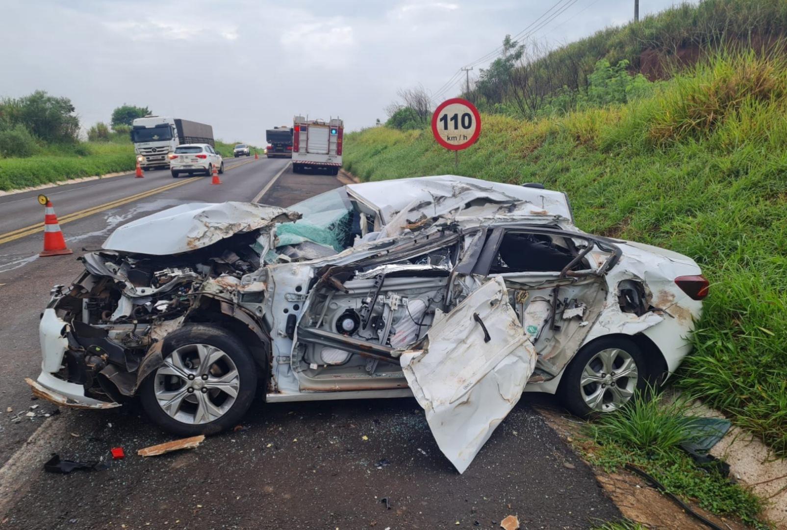 foto de Acidente entre carro e ônibus mata jovem na BR-376