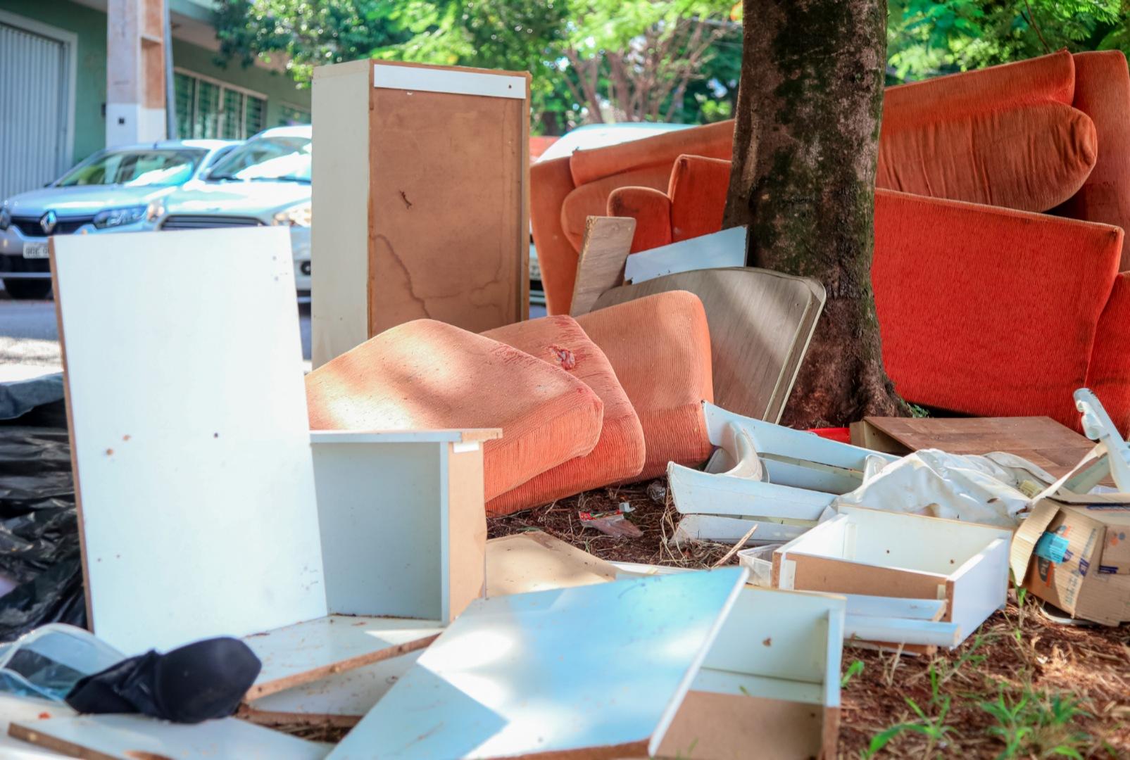 foto de Prefeitura multa infrator de descarte irregular na Avenida Petrônio Portela
