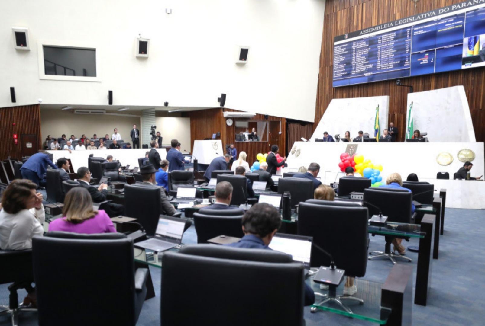foto de Assembleia Legislativa aprova por unanimidade a criação da CNH Social no Paraná