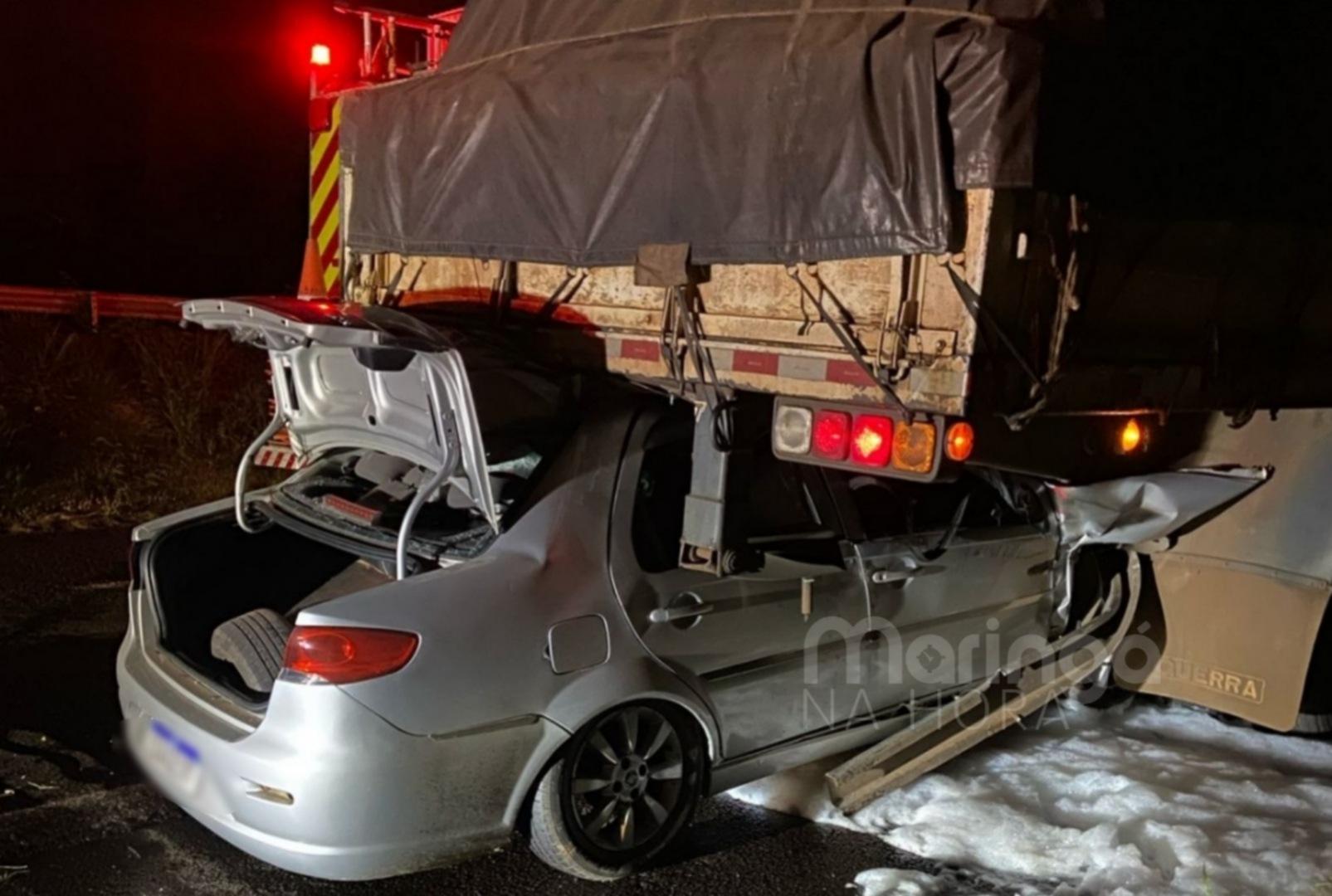 foto de Homem fica em estado grave após bater carro na traseira de carreta na BR-376