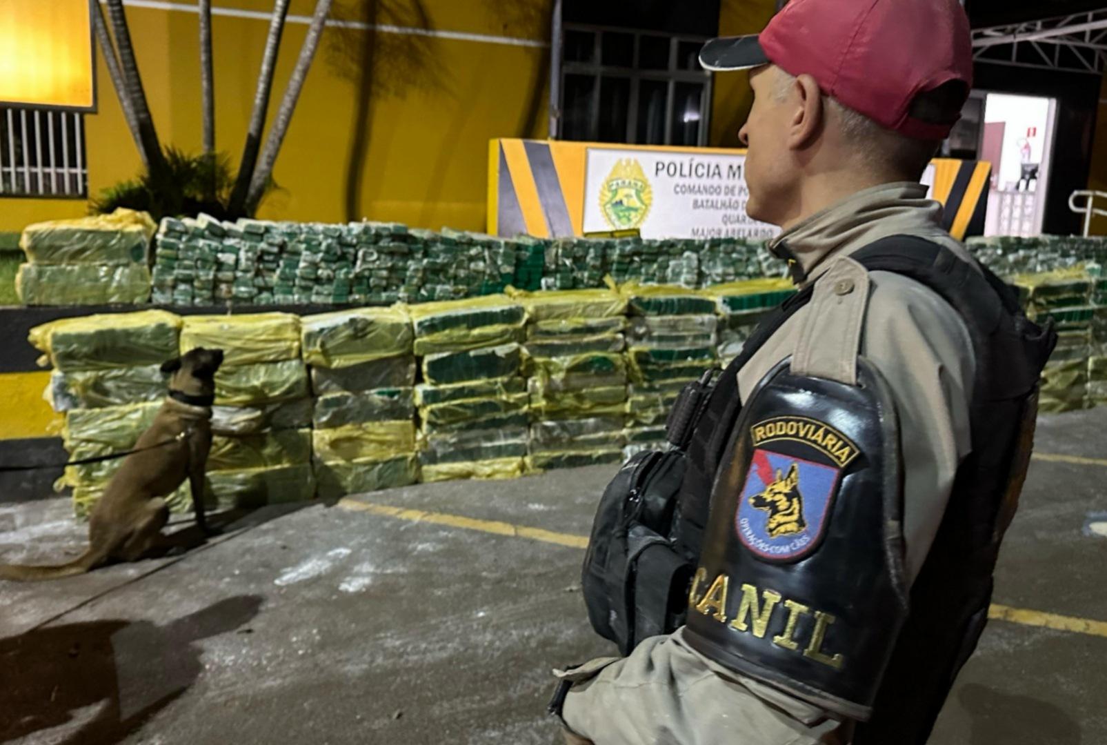 foto de PRE apreende 2.7 toneladas de maconha sendo transportada em carreta na PR-323
