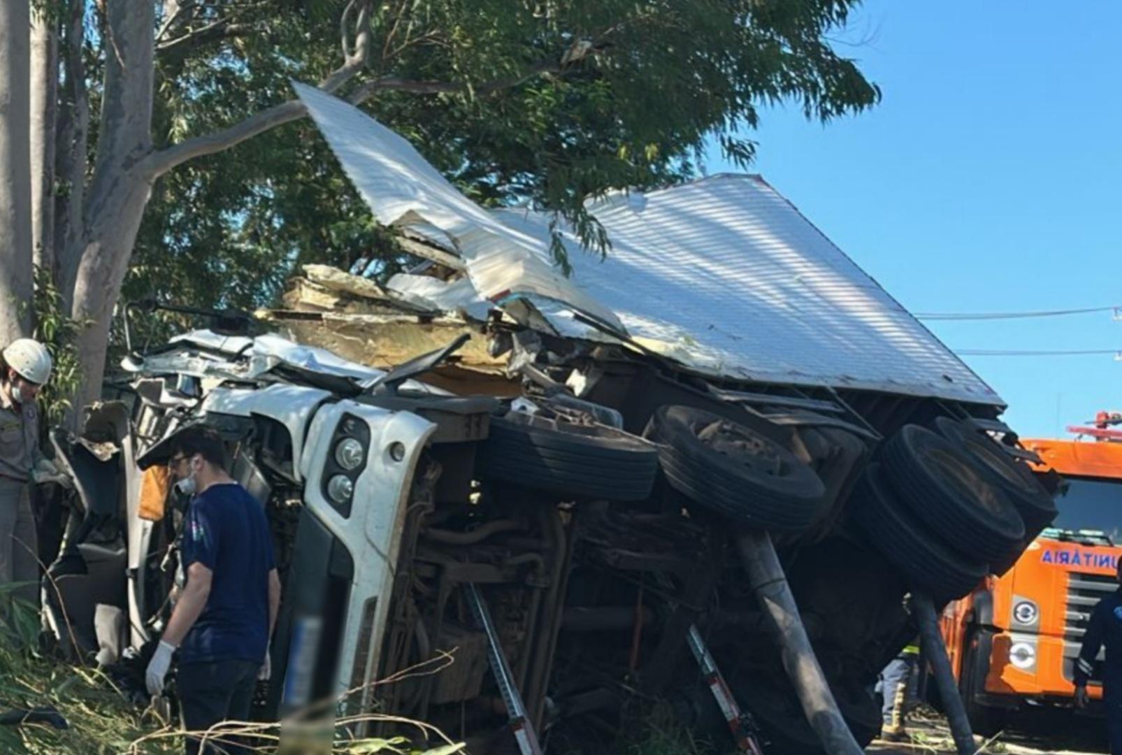 foto de Caminhão carregado de carne se envolve em acidente e deixa feridos no Noroeste do Paraná