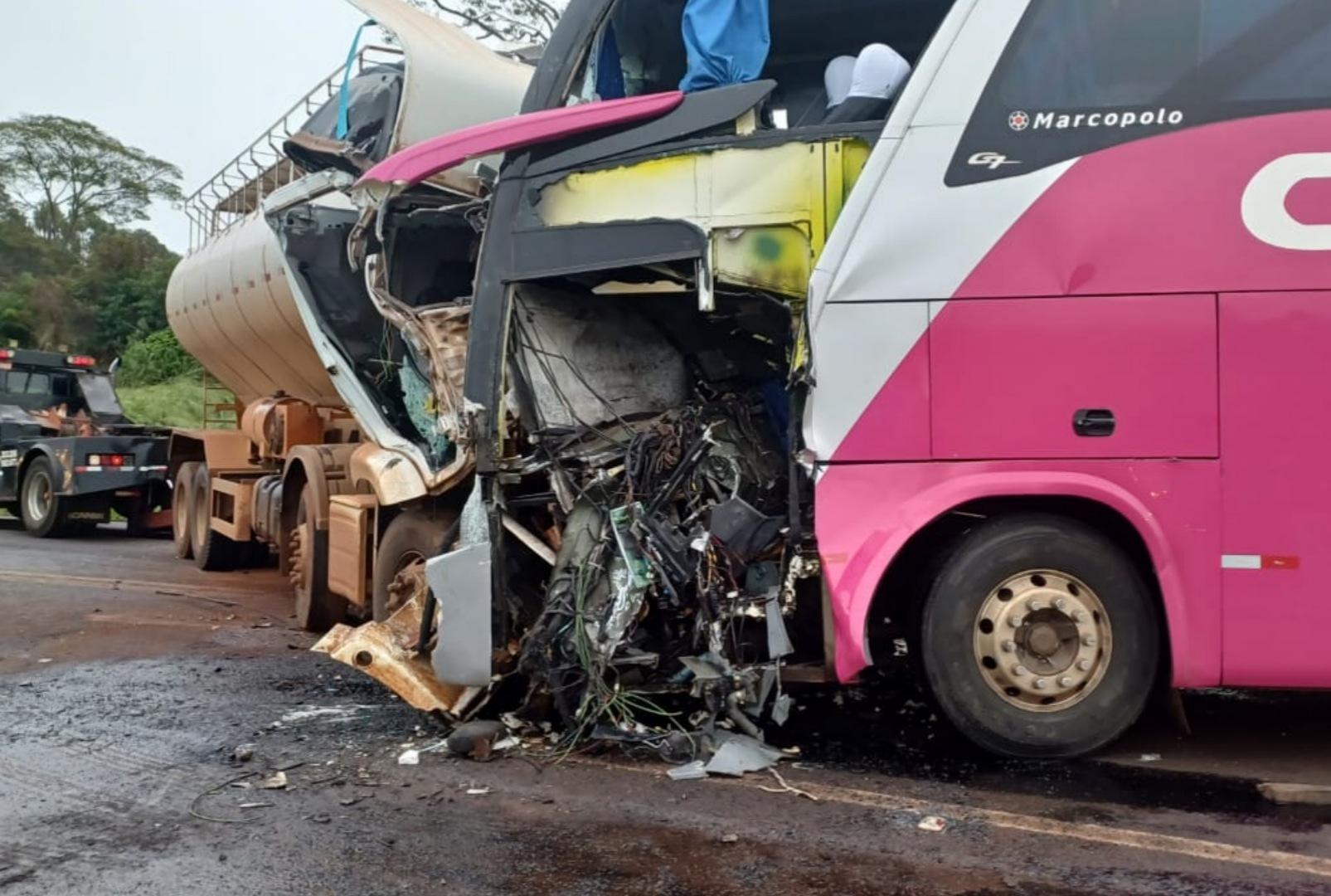 foto de Colisão frontal entre ônibus e caminhão deixa três mortos na região