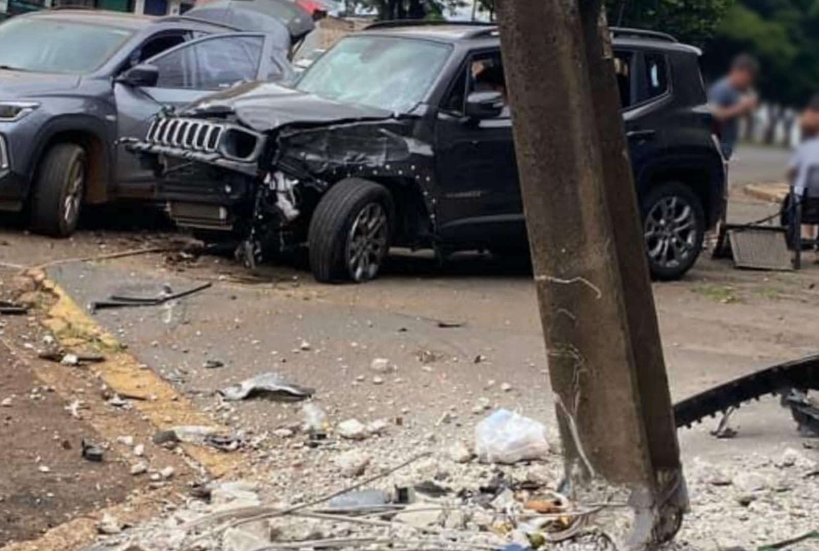 foto de Imagens mostram momento de acidente impressionante envolvendo dois carros na Av. Colombo em Maringá