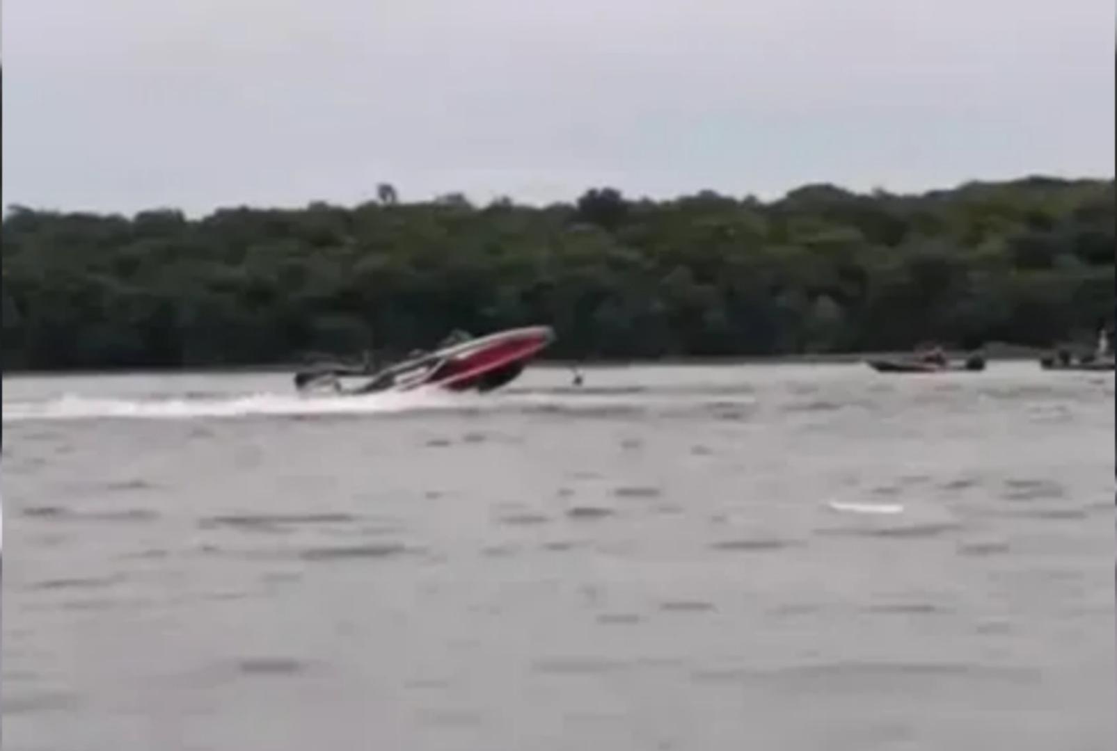 foto de Lanchas colidem em torneio de pesca; há ferido grave e desaparecido