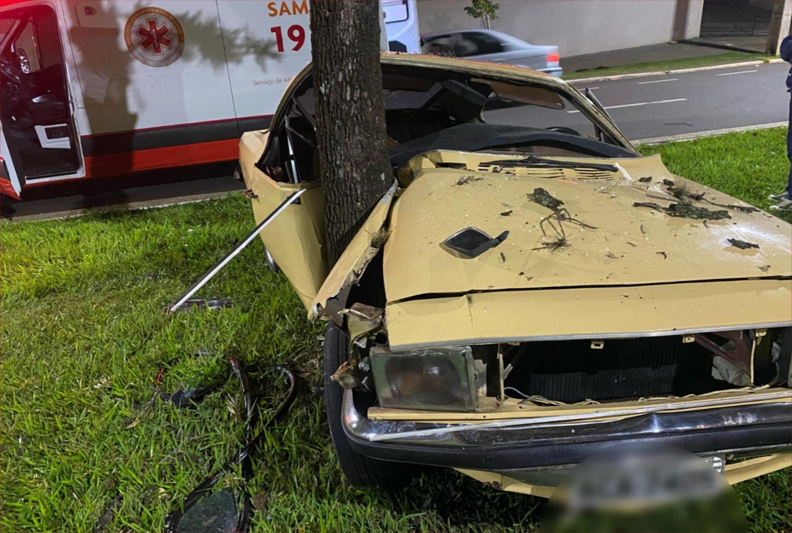 foto de Colisão violenta entre carro e árvore deixa feridos em Maringá